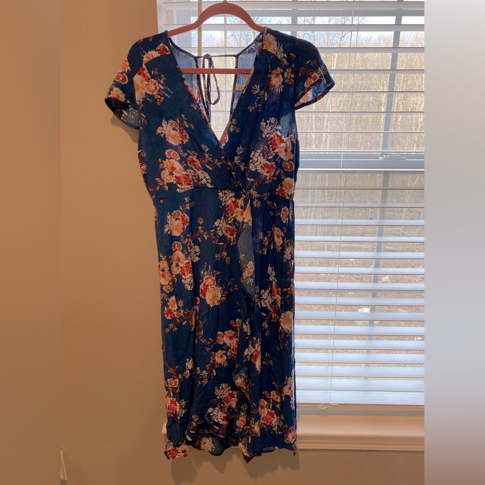 Blue xhileration floral midi dress with keyhole tie back. Size large